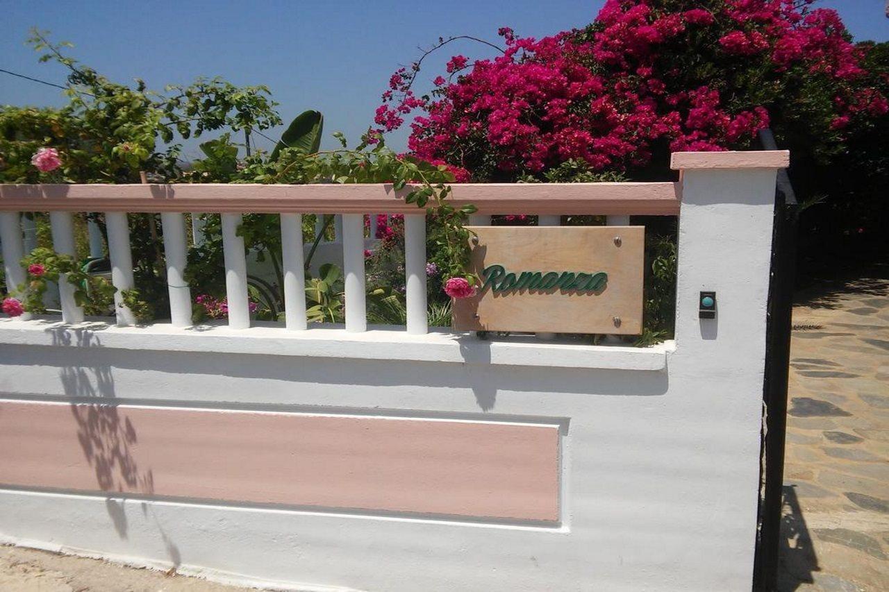 Romantza Apartments Agia Marina  Exterior photo